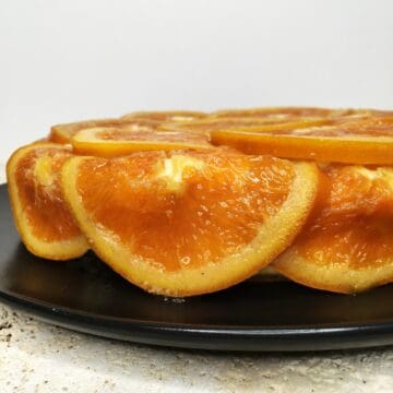 Rosace a l'orange served on a black plate.