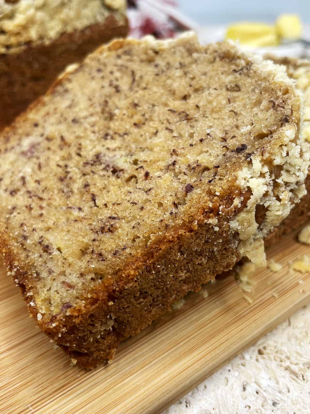 Thickly sliced banana bread topped with streusel: Close up