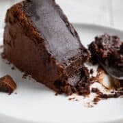 Slice of fondant au chocolate on a dessert plate.